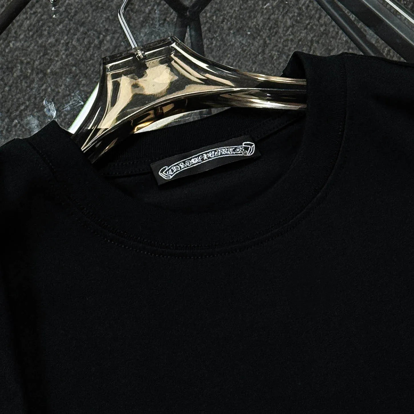 P170 Chrome Hearts Chrome Hearts 25 high-end versions. The fabric is made of 300 grams of high-density pure cotton. It does not deform or shrink. It has three labels. It is the same style for men and women. Technology: Digital printing. Color: White. Black. SIZE: S-XL.